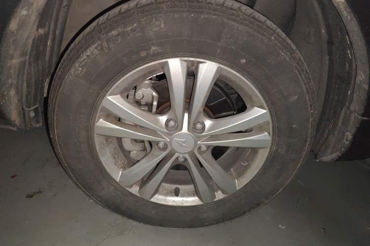 Used BAIC Ruixiang X3 2022 1.5L Manual Luxury Version 7 Seats Right Front Wheel Hub