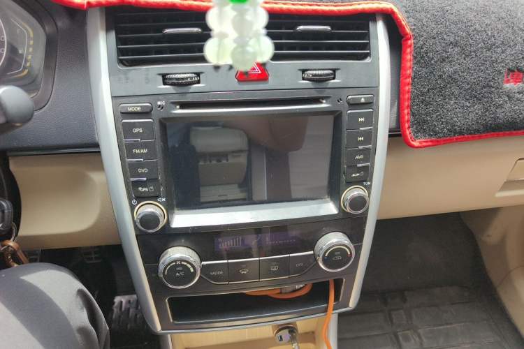 Used BAIC Senova D20 2015 Hatchback 1.5L Manual Lotte Edition Audio And AC Panel