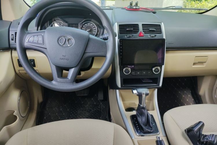 Used BAIC Senova D20 2015 Hatchback 1.5L Automatic Joyful Edition Center Console
