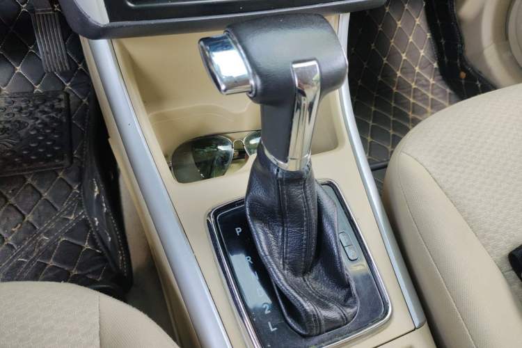Used BAIC Senova D20 2015 Hatchback 1.5L Automatic Joyful Edition Gear Lever