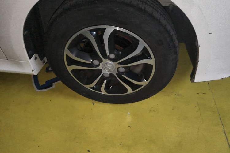 Used BAIC Senova D20 2015 Hatchback 1.5L Automatic Lotte Edition Right Front Wheel Hub