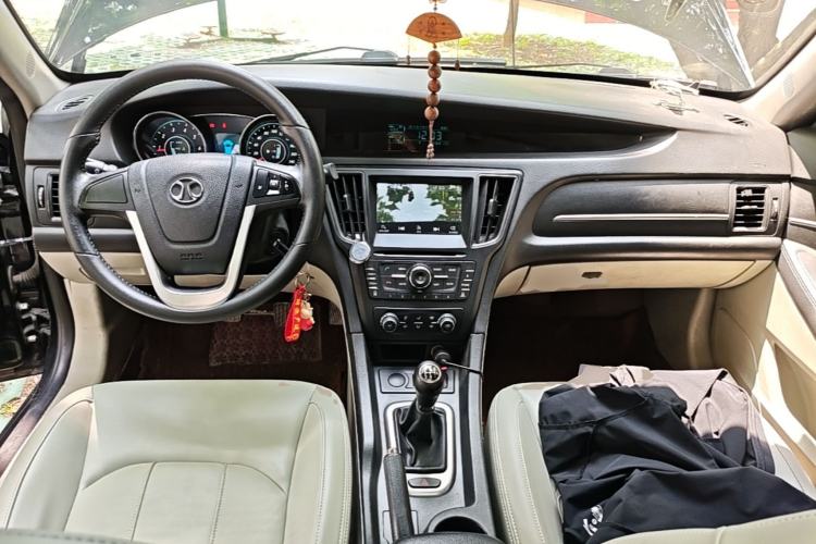Used BAIC Senova D50 2014 1.5L manual comfort version Center Console