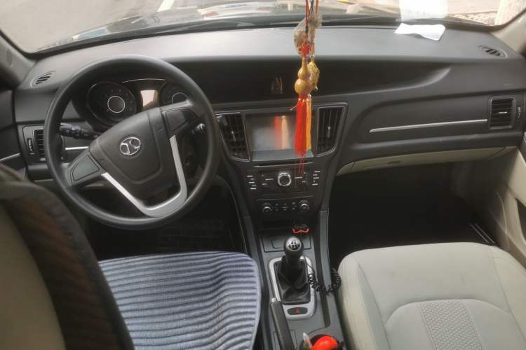 Used BAIC Senova D50 2014 1.5L manual standard version Center Console