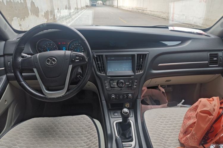 Used BAIC Senova D50 2014 1.5L manual comfort version Center Console