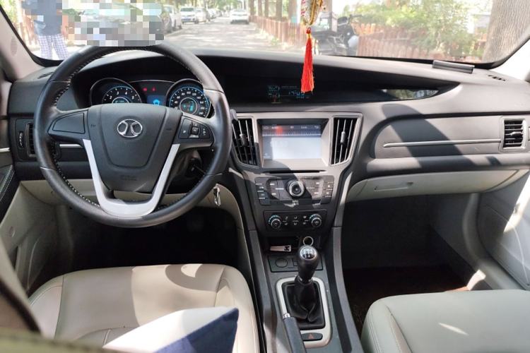 Used BAIC Senova D50 2014 1.5L manual comfort version Center Console