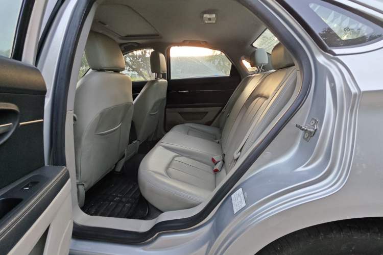 Used BAIC Senova D50 2014 1.5L manual comfort version Interior 2