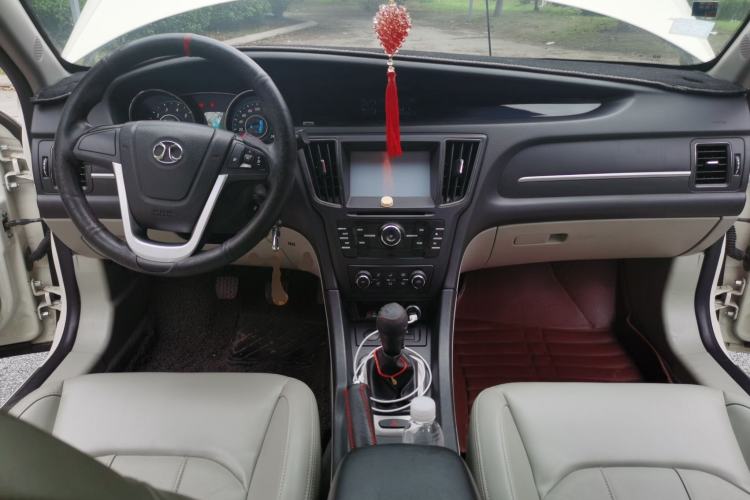 Used BAIC Senova D50 2014 1.5L manual comfort version Center Console