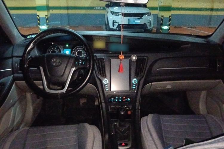 Used BAIC Senova D50 2014 1.5L manual comfort version Center Console