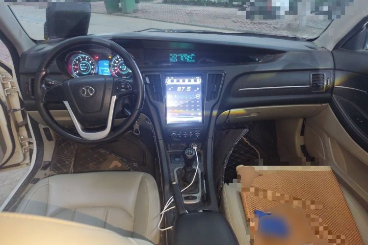 Used BAIC Senova D50 2014 1.5L manual comfort version Center Console
