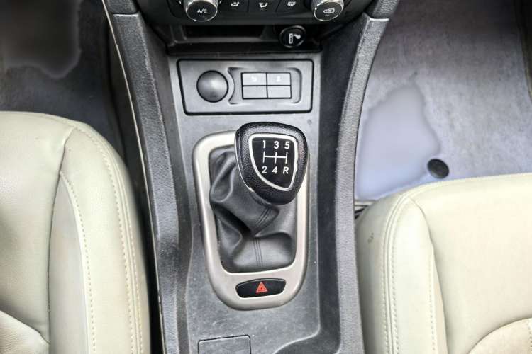 Used BAIC Senova D50 2014 1.5L manual comfort version Interior 4