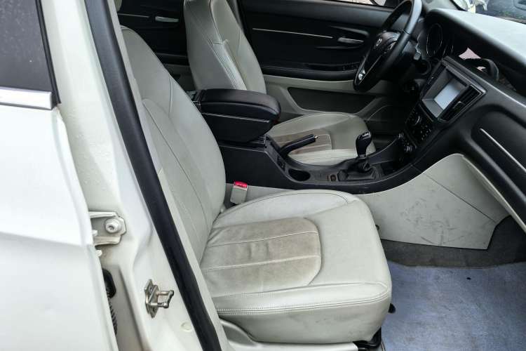 Used BAIC Senova D50 2014 1.5L manual comfort version Interior 8