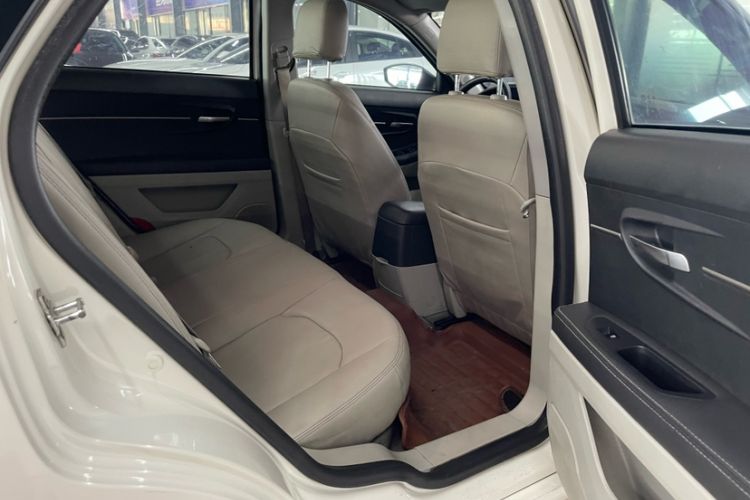 Used BAIC Senova D50 2014 1.5L manual standard version Interior 8