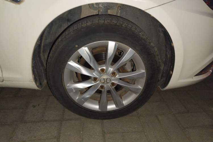 Used BAIC Senova D50 2014 1.5L manual comfort version Right Front Wheel Hub