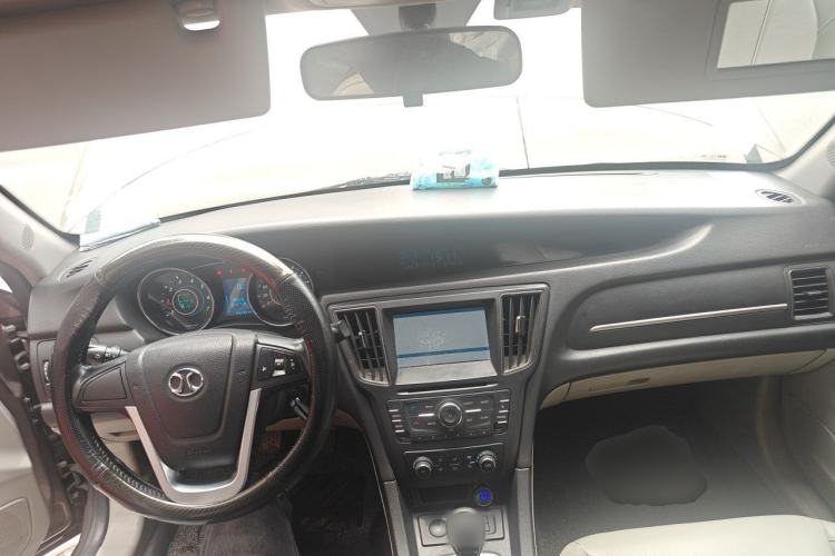Used BAIC Senova D50 2015 1.5L Manual Comfort Value Navigation Edition Center Console