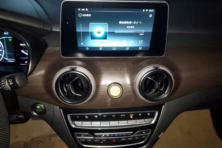 Used BAIC Senova D50 2018 1.5L CVT Prestige Intelligent Drive Edition Audio And AC Panel