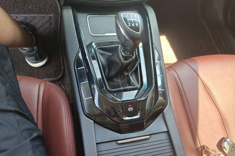 Used BAIC Senova D50 2018 1.5L Manual Prestige Intelligent Drive Edition Gear Lever