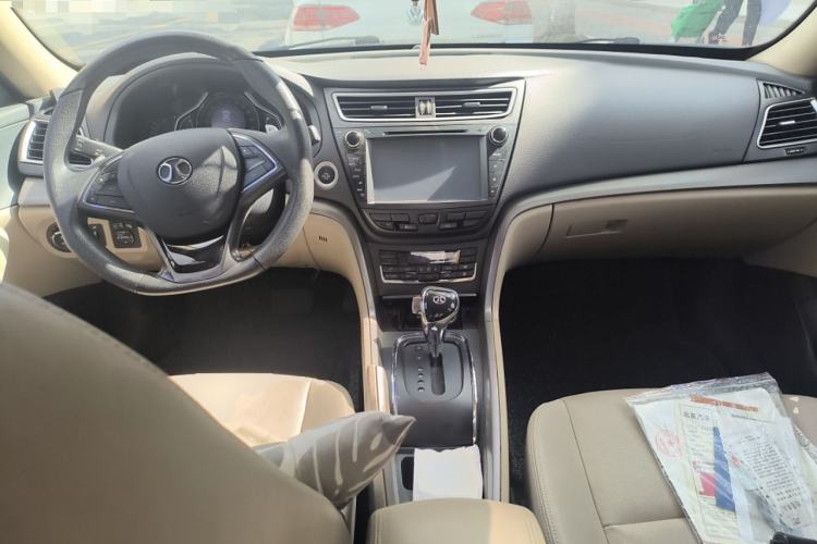 Used BAIC Senova D60 2014 1.8T Automatic Elite Model Center Console