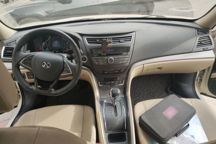 Used BAIC Senova D60 2014 1.8T Automatic Elite Model Center Console
