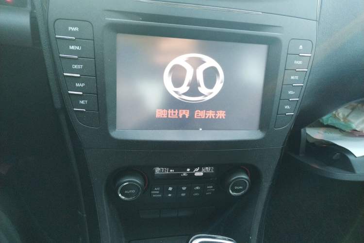 Used BAIC Senova D70 2013 2.0T Luxury Edition Audio And AC Panel