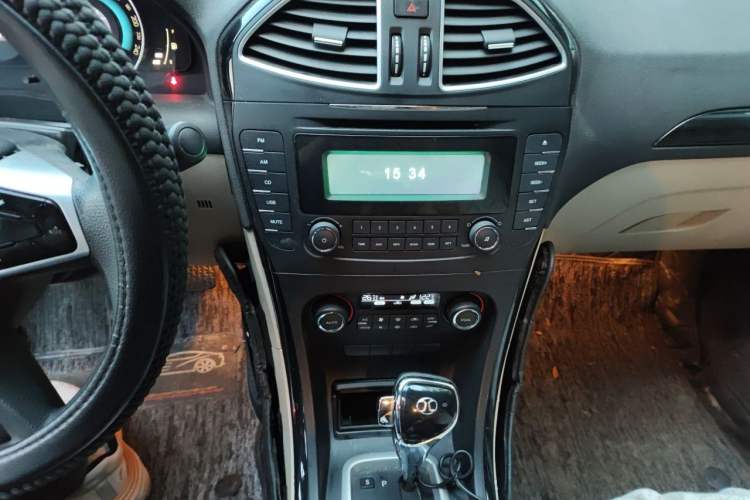 Used BAIC Senova D70 2013 2.0T Comfort Edition Audio And AC Panel