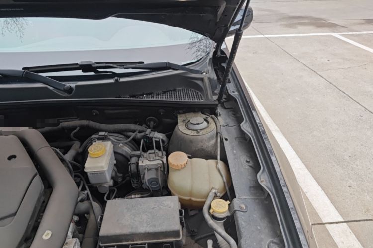 Used BAIC Senova D70 2013 2.3T Luxury Edition Engine Bay Left