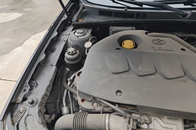 Used BAIC Senova D70 2013 2.3T Luxury Edition Engine Bay Right
