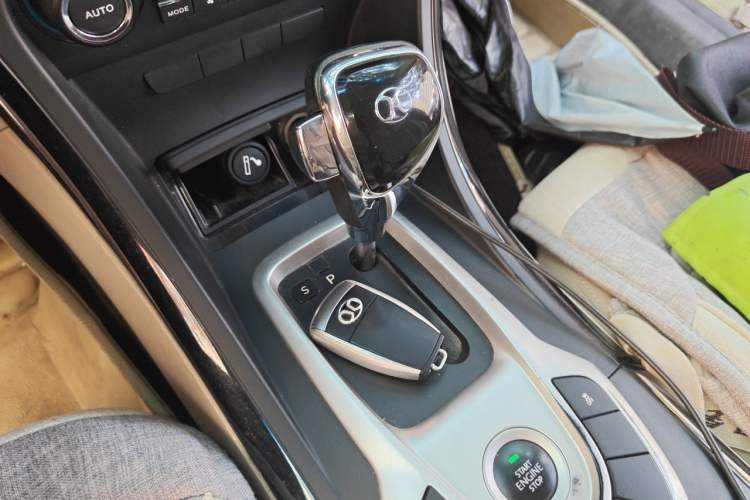 Used BAIC Senova D70 2013 2.0T Comfort Edition Gear Lever