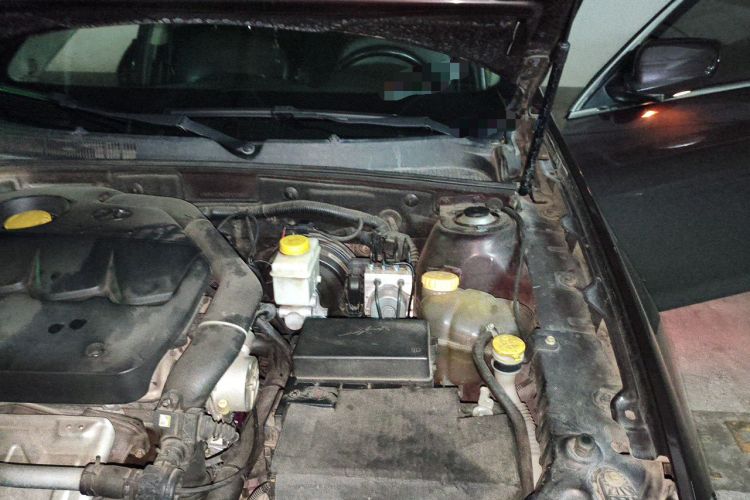 Used BAIC Senova D70 2013 2.3T Luxury Edition Engine Bay Left