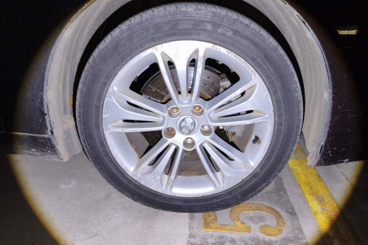 Used BAIC Senova D70 2013 2.3T Luxury Edition Right Front Wheel Hub