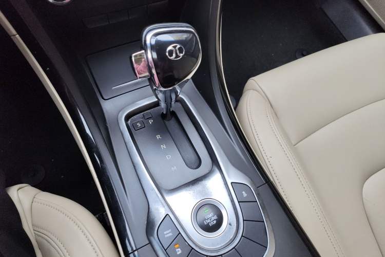 Used BAIC Senova D70 2013 2.0T Elite Edition Gear Lever