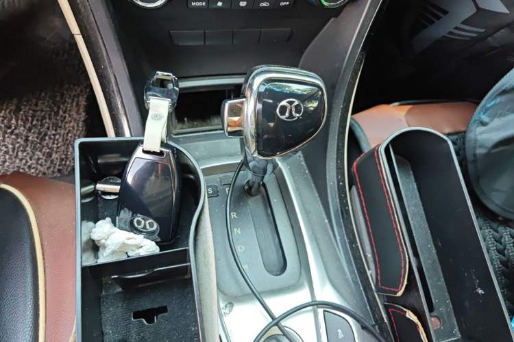 Used BAIC Senova D70 2013 2.3T Elite Edition Gear Lever
