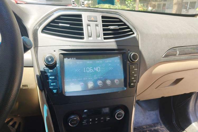Used BAIC Senova D70 2013 2.0T Comfort Edition Audio And AC Panel