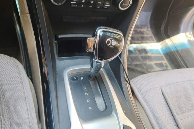 Used BAIC Senova D70 2013 2.0T Comfort Edition Gear Lever