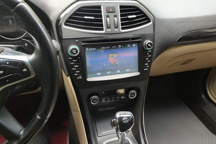 Used BAIC Senova D70 2013 2.0T Elite Edition Audio And AC Panel