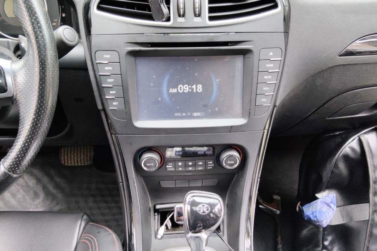 Used BAIC Senova D70 2013 2.3T Luxury Edition Audio And AC Panel