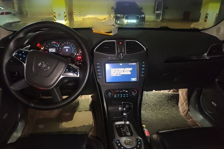 Used BAIC Senova D70 2013 2.0T Luxury Edition Center Console