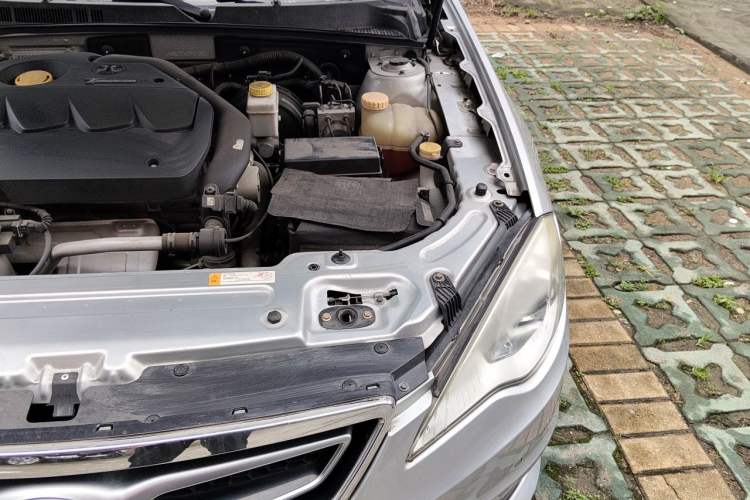 Used BAIC Senova D70 2013 2.3T Luxury Edition Engine Bay Left