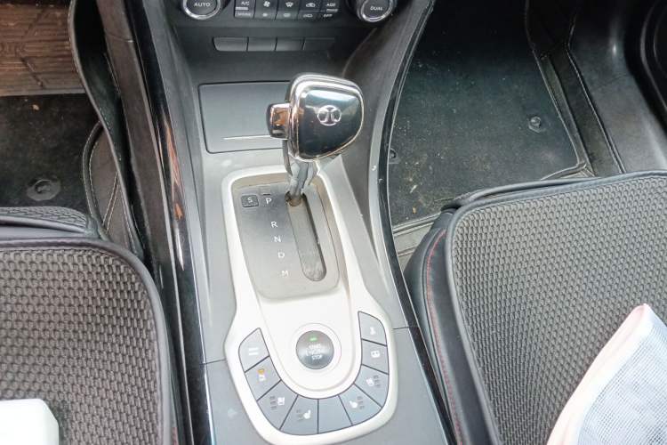Used BAIC Senova D70 2013 2.0T Luxury Edition Gear Lever