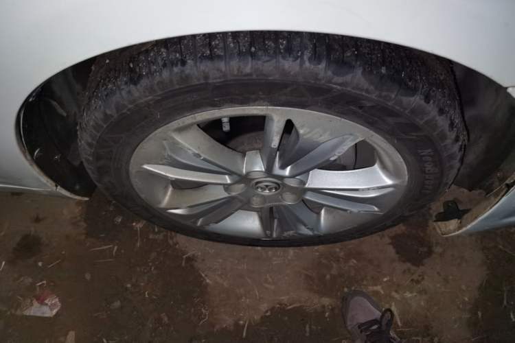 Used BAIC Senova D70 2013 2.0T Comfort Edition Right Front Wheel Hub