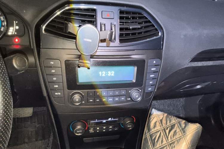 Used BAIC Senova D70 2018 Performance Version 1.8T Comfort Version Audio And AC Panel