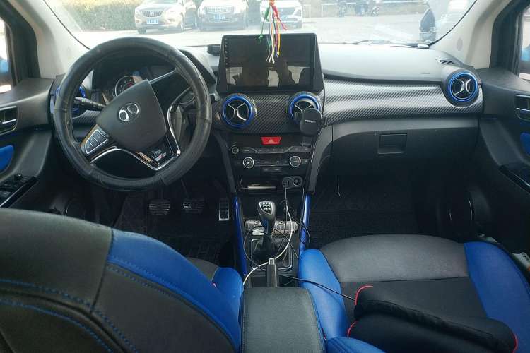 Used BAIC Senova X25 2015 1.5L Manual Elite Edition Center Console