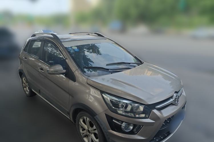 Used BAIC Senova X25 2015 1.5L manual Comfort trim level Front Right 45 Deg