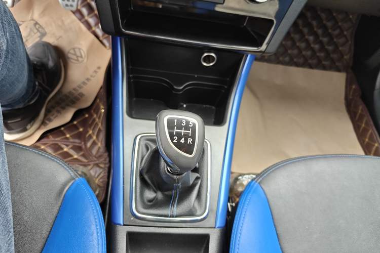 Used BAIC Senova X25 2015 1.5L Manual Elite Edition Gear Lever