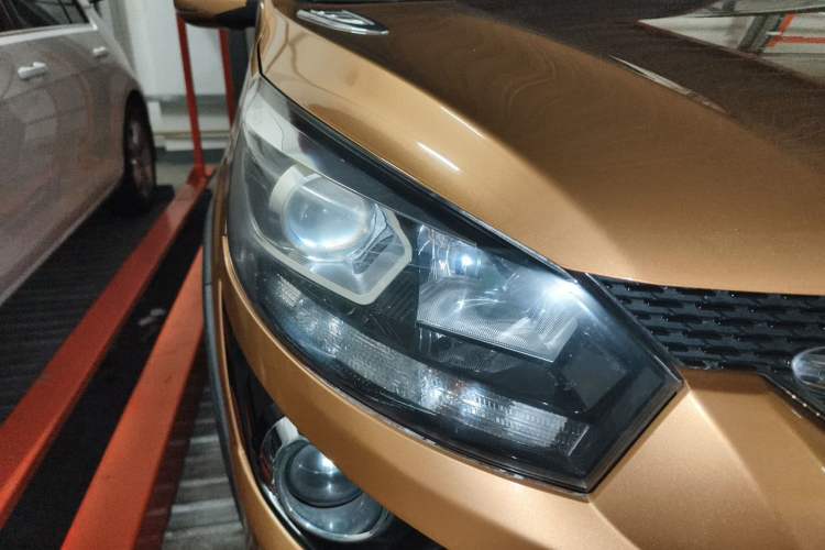 Used BAIC Senova X25 2015 1.5L Automatic Elite Model Right Front Headlight