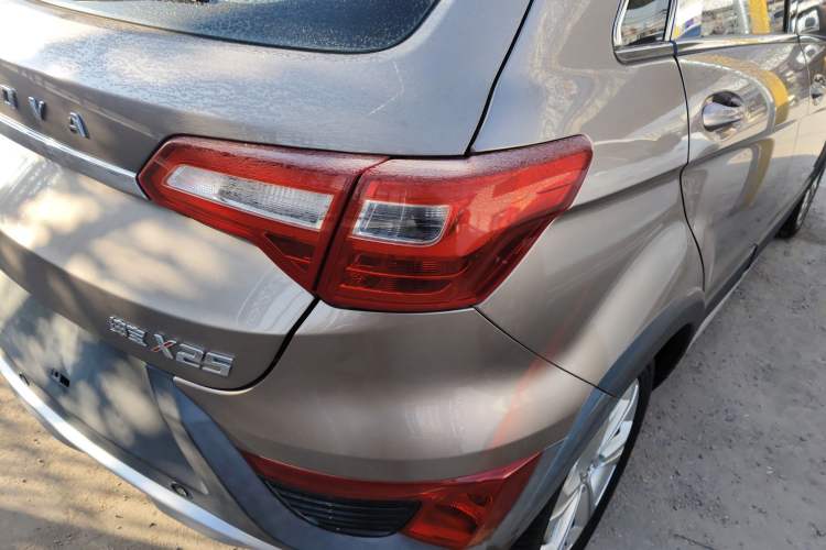 Used BAIC Senova X25 2015 1.5L manual Comfort trim level Exterior 6