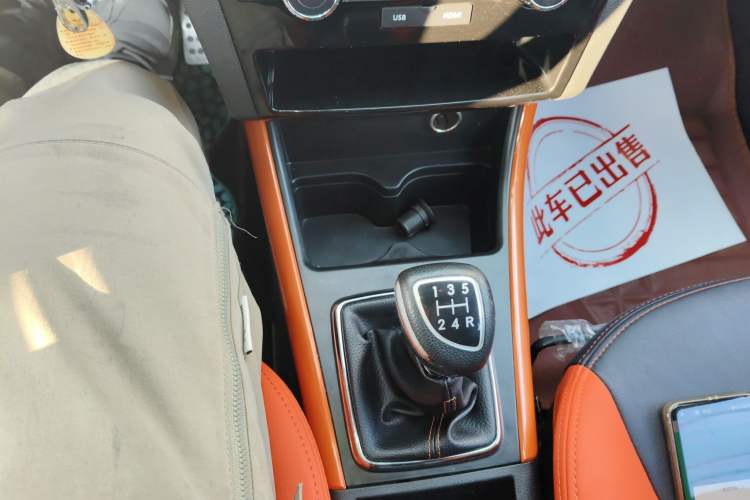 Used BAIC Senova X25 2015 1.5L manual Comfort trim level Gear Lever