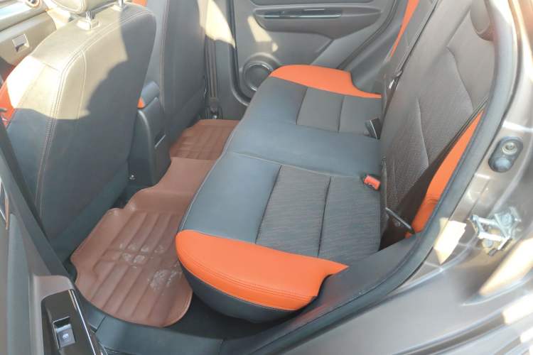 Used BAIC Senova X25 2015 1.5L manual Comfort trim level Interior 4