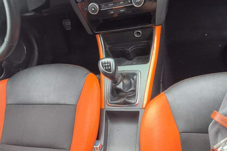 Used BAIC Senova X25 2015 1.5L manual Comfort trim level Gear Lever