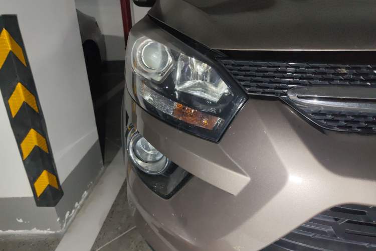 Used BAIC Senova X25 2015 1.5L Automatic Elite Model Right Front Headlight