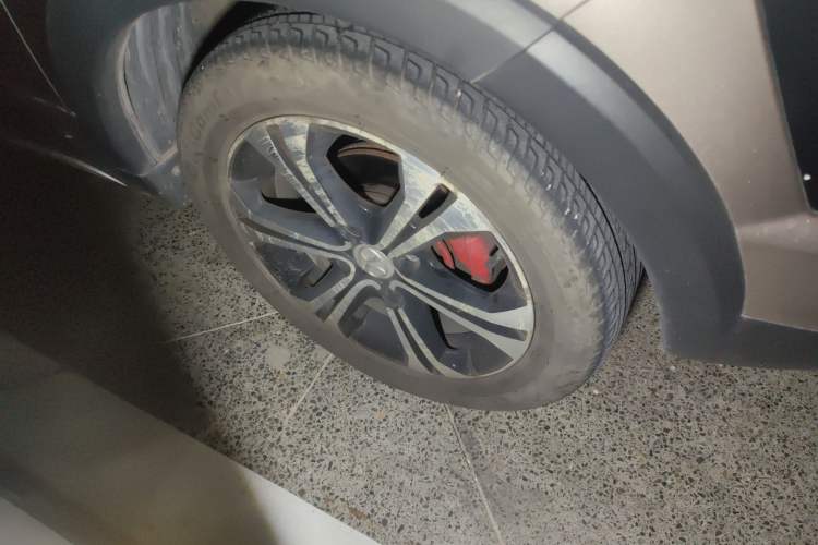 Used BAIC Senova X25 2015 1.5L Automatic Elite Model Right Front Wheel Hub